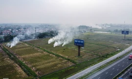 Mù mịt khói 'bủa vây' đường cao tốc Hà Nội - Ninh Bình