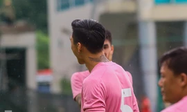 Trở lại Hà Nội, Văn Hậu lộ hình xăm ‘cối xay gió’