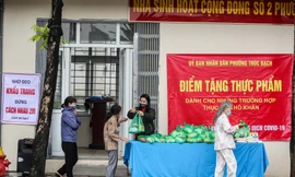 Người dân xếp hàng nhận suất ăn miễn phí trong lúc 'cách ly toàn xã hội'