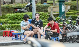 'Ngập' hàng quán vỉa hè xung quanh hồ Tây bất chấp lệnh cấm