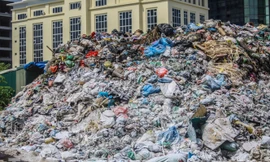 Rác ùn ứ, chất cao như ‘núi' ở trung tâm Thủ đô