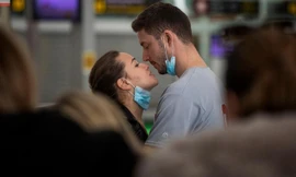 Ngắm nhìn những khoảnh khắc “tình yêu” ấm áp giữa cuộc chiến COVID-19