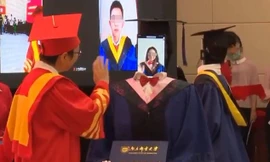 Gây tranh cãi: Trường trao bằng tốt nghiệp cho robot nhằm tránh tụ tập mùa COVID-19