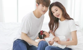 Cặp vợ chồng “hot” nhất showbiz Hàn: Vợ “đáng tuổi cô”, chồng “đáng tuổi cháu“