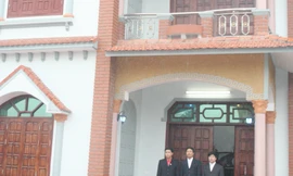 Cán bộ xã xa vợ