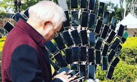 Góc “đam mê không ngại tuổi”: Ông lão săn Pokémon Go với 64 chiếc điện thoại trên xe đạp