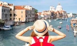 Du lịch mùa cao điểm, cần chuẩn bị gì trước “biển người” ở sân bay và các điểm vui chơi?