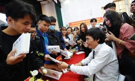 Hàng nghìn sinh viên háo hức tham dự lễ ra mắt sách “Trường học hay Trường đời 2“