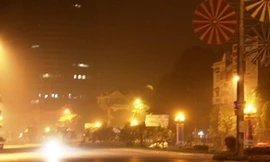 Khói 'lạ' bao phủ Hà Nội