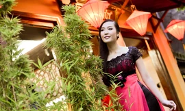 Á hậu Thùy Trang duyên dáng áo dài nơi phố Hội