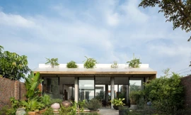 Căn nhà cấp 4 được trang tạp chí kiến trúc nổi tiếng thế giới ArchDaily ngày 9.8 dành khá nhiều lời khen ngợi vì thiết kế “đẹp hơn biệt thự” hay các ngôi nhà nổi tiếng nào khác…	