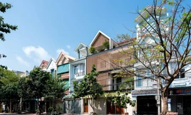 Ngôi nhà 4 tầng 'thách thức' nắng nóng được báo Tây khen hết lời