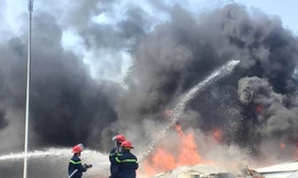 Cháy lớn tại nhà thi đấu đa năng Thái Bình, khói đen bốc cao cuồn cuộn