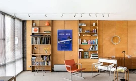 Ngôi nhà nhỏ gần 60 năm không lỗi thời nhờ kính và gỗ