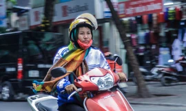 Đợt không khí lạnh tiếp tục tràn xuống, trong ngày hôm nay (ngày 16/10) người dân Hà Nội cảm nhận được rõ rệt thời tiết se lạnh kèm theo mưa gió.