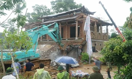 Hà Nội huy động cả trăm người phá dỡ 'Cung điện công chúa'