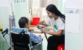 Chuyến hành trình yêu thương của thiên thần áo trắng Lê Đức Thiên HàChuyến hành trình yêu thương của thiên thần áo trắng Lê Đức Thiên Hà.