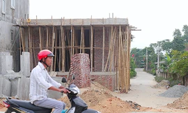 Bí thư xã bị yêu cầu tháo dỡ mái nhà vì xây lấn đường