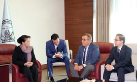 Phó Thị trưởng thành phố Istanbul Hikmet Dengesik (thứ 2 bên phải) đón Chủ tịch Quốc hội Nguyễn Thị Kim Ngân tại sân bay Ataturk. (Ảnh: Trọng Đức/TTXVN)