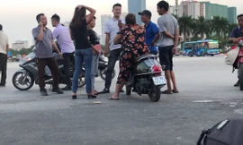 Việc Liên đoàn bóng đá Việt Nam (VFF) bán vé bán kết AFF Cup 2018 hoàn toàn bằng hình thức online kiến chợ đen "khát" vé những ngày đầu. Tuy nhiên, vài ngày sau đó, chợ đen không thiếu một loại mệnh giá nào, hoạt động tấp nập từ sáng tới chiều.