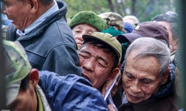 Hàng trăm CĐV "bao vây" trụ sở Liên đoàn bóng đá Việt Nam (VFF) chen lấn, xổ đẩy, "đòi" mua vé chung kết AFF Cup giữa đội tuyển Việt Nam - Malaysia diễn ra tại SVĐ Mỹ Đình vào ngày 15/12 tới.