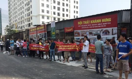 Hàng trăm khách hàng căng băng rôn tố chủ đầu tư 'mập mờ' bàn giao nhà