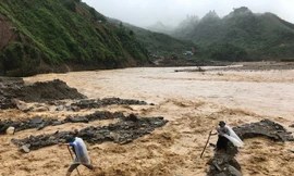 Kinh hoàng cảnh lũ đá tàn phá An Lương