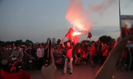 CĐV cuồng nhiệt, đốt pháo sáng liên tục trước SVĐ Mỹ Đình