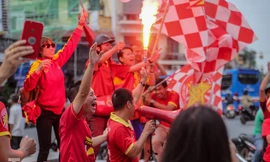 CĐV diễu hành, đốt pháo sáng trước trận Việt Nam - Malaysia