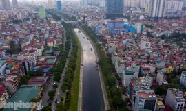 Tràn ngập nước thải và rác, sông Tô Lịch 'tái sinh' thành sông Thames?