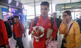 CĐV nữ ra tận sân bay tặng quà 'Hoàng tử bánh gấu' của tuyển Việt Nam