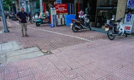 Cận cảnh vỉa hè quận trung tâm Hà Nội lát kiểu 'xôi đỗ'