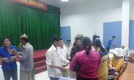 Người thân mang 2 thi thể bé song sinh vào bệnh viện đòi làm rõ nguyên nhân cái chết