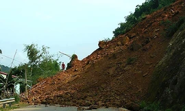 Quốc lộ 15A từ Thanh Hoá đi Hoà Bình bị chia cắt do sạt lở