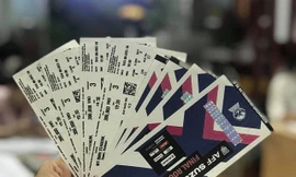 Hôm qua, thông tin nhân viên bảo vệ Trung tâm đào tạo bóng đá trẻ Việt Nam thuộc VFF bị phát hiện bán một số vé trận bán kết lượt về giữa đội tuyển Việt Nam và Philippines ra ngoài chợ đen gây xôn xao dư luận.