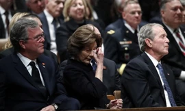 Bà Laura rơi nước mắt khi lắng nghe bài phát biểu trong khi người bạn lâu năm của ông Bush trầm ngâm đặt tay lên linh cữu để tiễn biệt cố tổng thống.