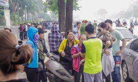 Phe vé tập trung trước cửa VFF, 'săn' vé từ người mua online