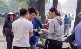 Phe vé mua lại từ người mua online với giá gấp 4 và bán ra với giá gấp 8 lần so với giá gốc.