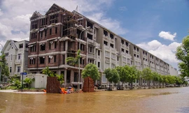 Khổ như sống ở 'làng' biệt thự triệu đô chìm trong biển nước