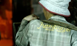 Những phụ nữ oằn vai