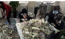 Ba nhân viên ngân hàng đếm "núi tiền" của ông Cui gửi