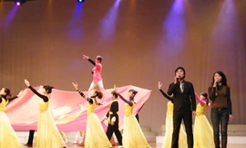 Diễn tập chương trình Như hoa hướng dương chào mừng Đại hội Đảng Ảnh: N.M.Hà