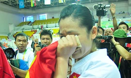 Giành HCV, Hoàng Ngân khóc như mưa