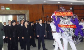 Chủ tịch nước Nguyễn Minh Triết cùng lãnh đạo Đảng, Nhà nước đến viếng GS Trần Văn Giàu