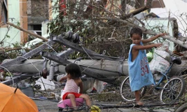 Cơn bão đi qua để lại cảnh hoang tàn đổ nát