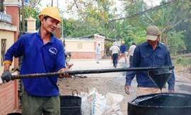 Trần Minh Trung đốt nhựa và vá đường