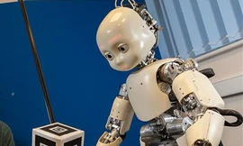 Độc đáo Robot học tiếng Anh như trẻ nhỏ