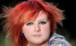 Cô gái cầm dao tự đâm mình trong cơn mộng du