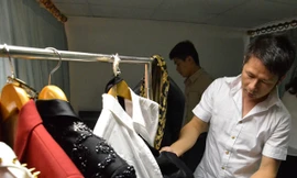 Bộ ảnh độc hậu trường đêm diễn của Bằng Kiều