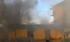 Lực lượng cứu hỏa ra sực dập lửa, ngăn cháy lan sang khu dân cư